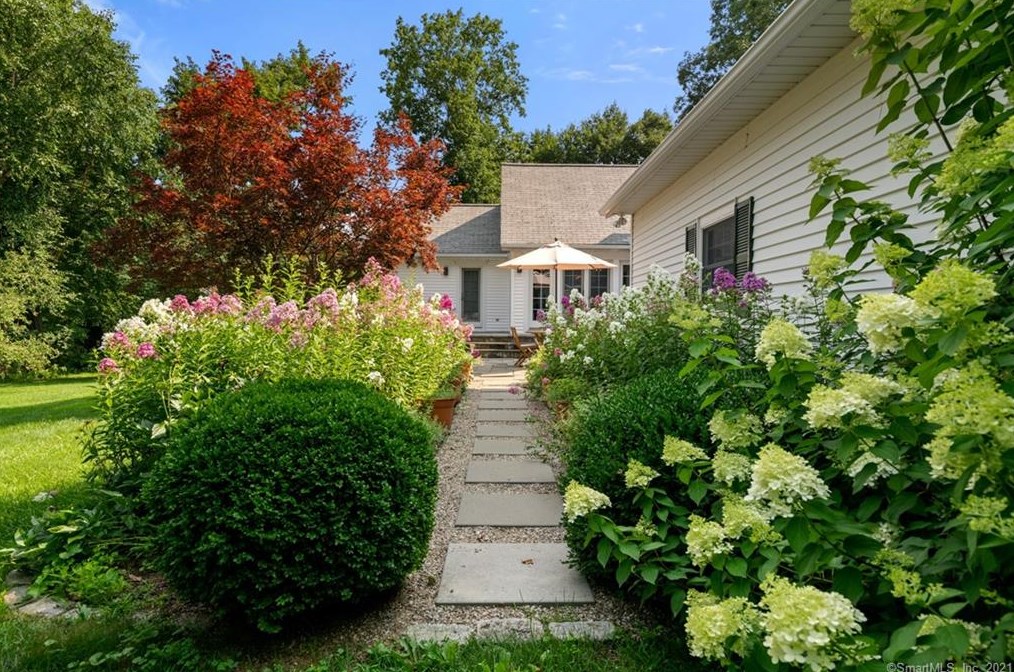 18 Northrup St, Bridgewater, CT 06752