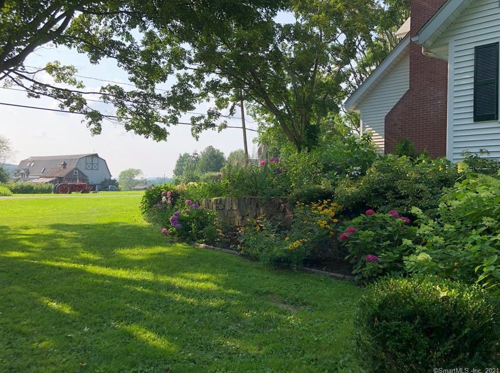 18 Northrup St, Bridgewater CT  06752-1607 exterior