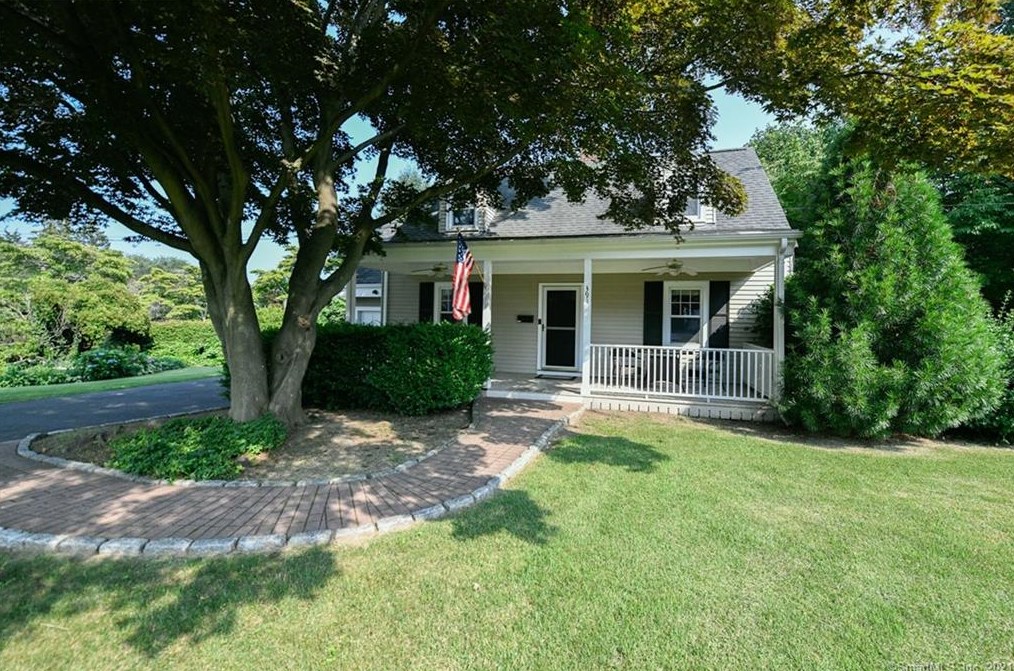 394 Hilltop Dr, Stratford, CT 06614-2811
