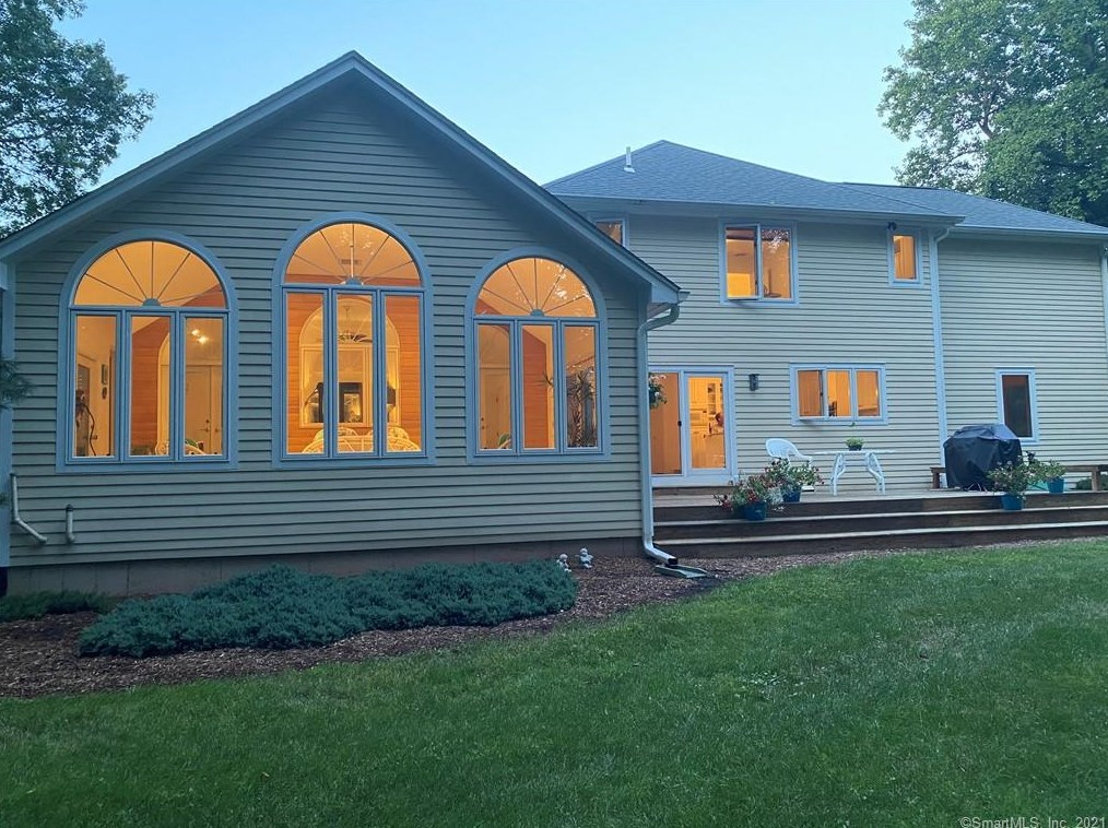 4 Emerald Ln, New Haven, CT 06525-2500