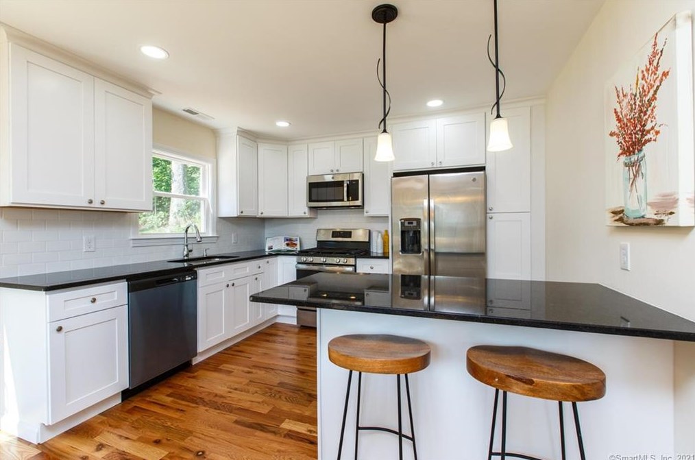 6 West Ln, East Hampton, CT 06424