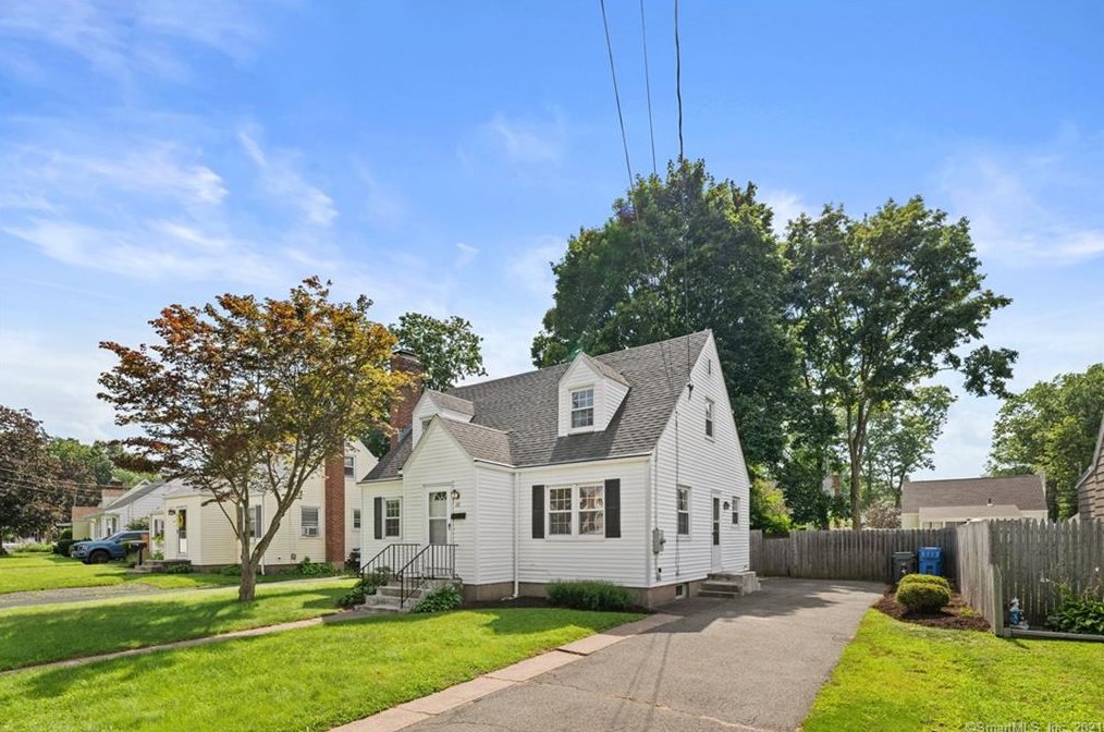 28 Deerfield Dr, Manchester, CT 06040