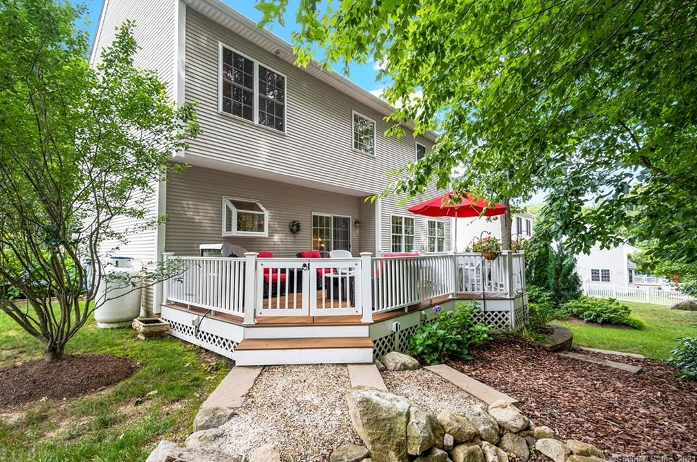 15 Bolles Ln, Mystic, CT 06355