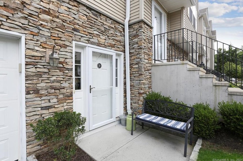 18 Riverview Ct, Brookfield Center, CT 06804