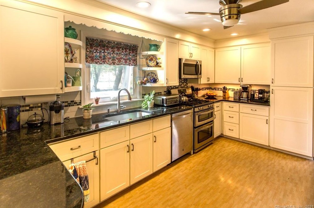 176 Corbin Rd, New Haven CT  06517-2910 exterior
