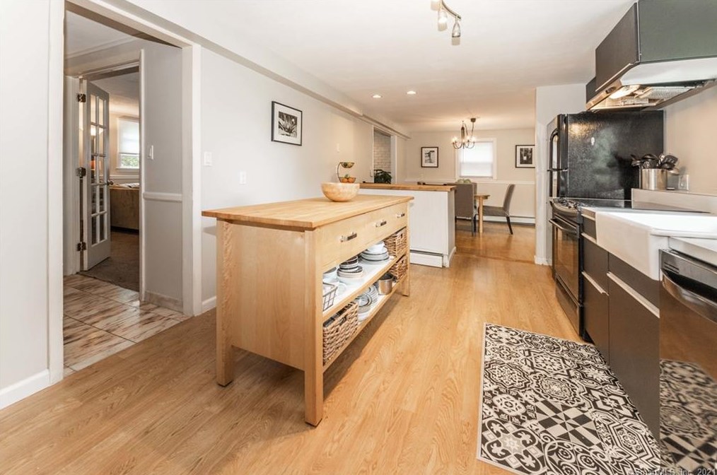 861 Grassy Hill Rd, Orange CT  06477-1605 exterior