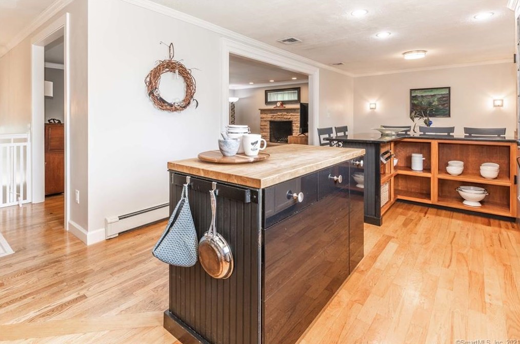 861 Grassy Hill Rd, Orange CT  06477-1605 exterior