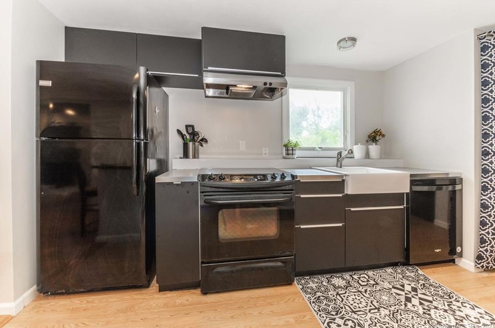 861 Grassy Hill Rd, Orange CT  06477-1605 exterior