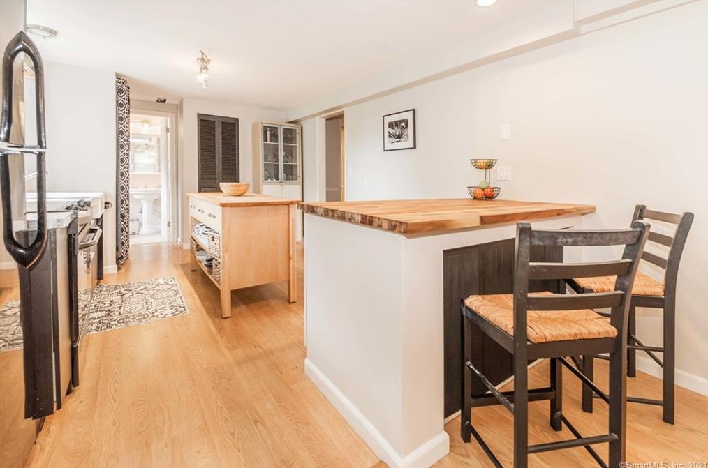 861 Grassy Hill Rd, Orange CT  06477-1605 exterior