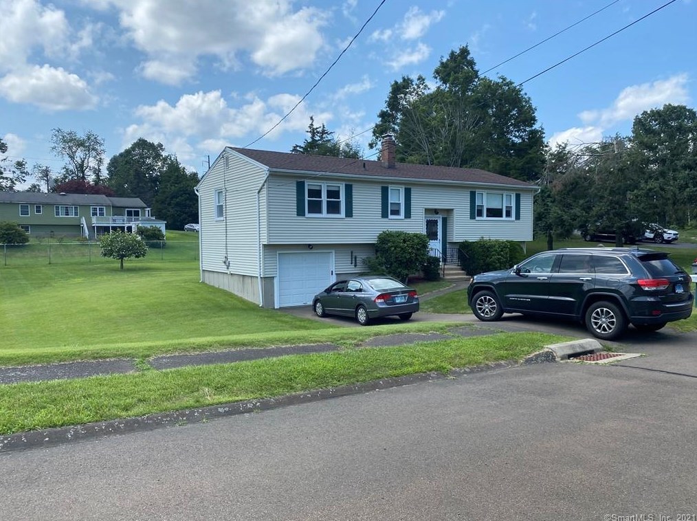 3 Haystack Rd, Branford, CT 06405