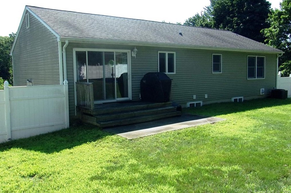 15 Clark Pl, Quaker Hill, CT 06375