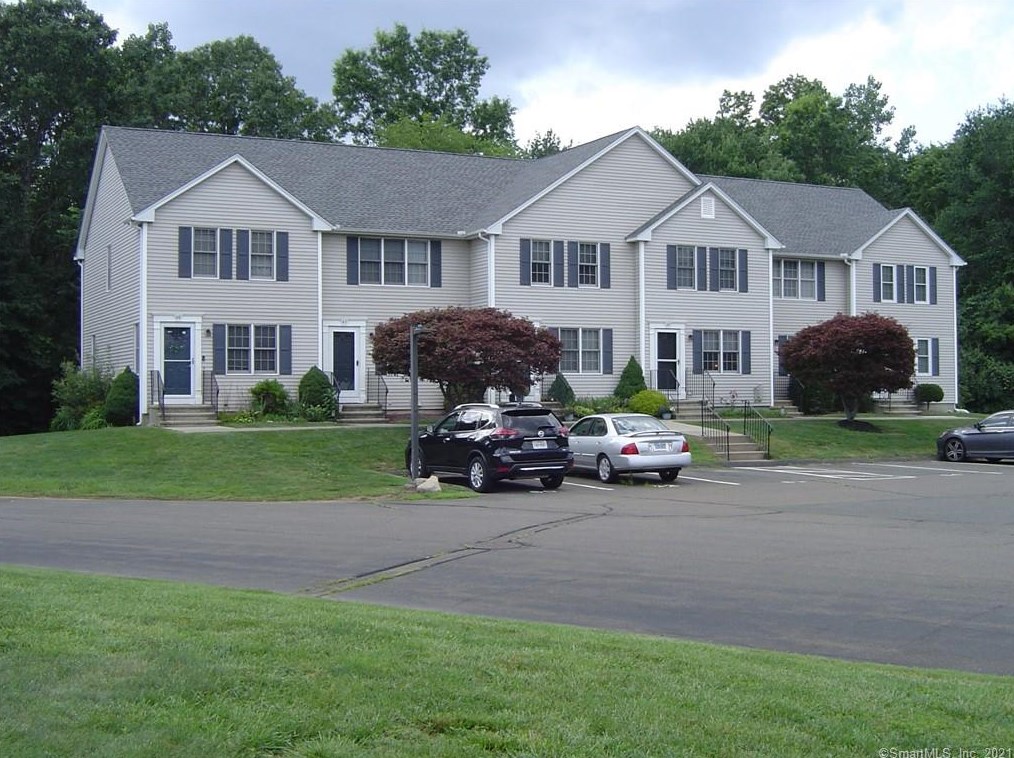 61 White Tail Ln #61, Wallingford, CT 06492