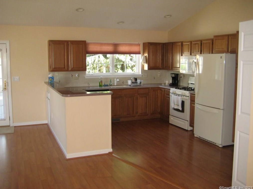 96 Wildflower Ln, Middletown, CT 06457