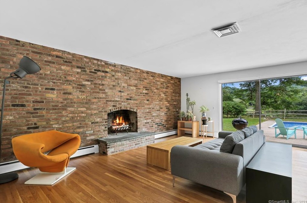 138 Thornwood Rd, Stamford, CT 06903