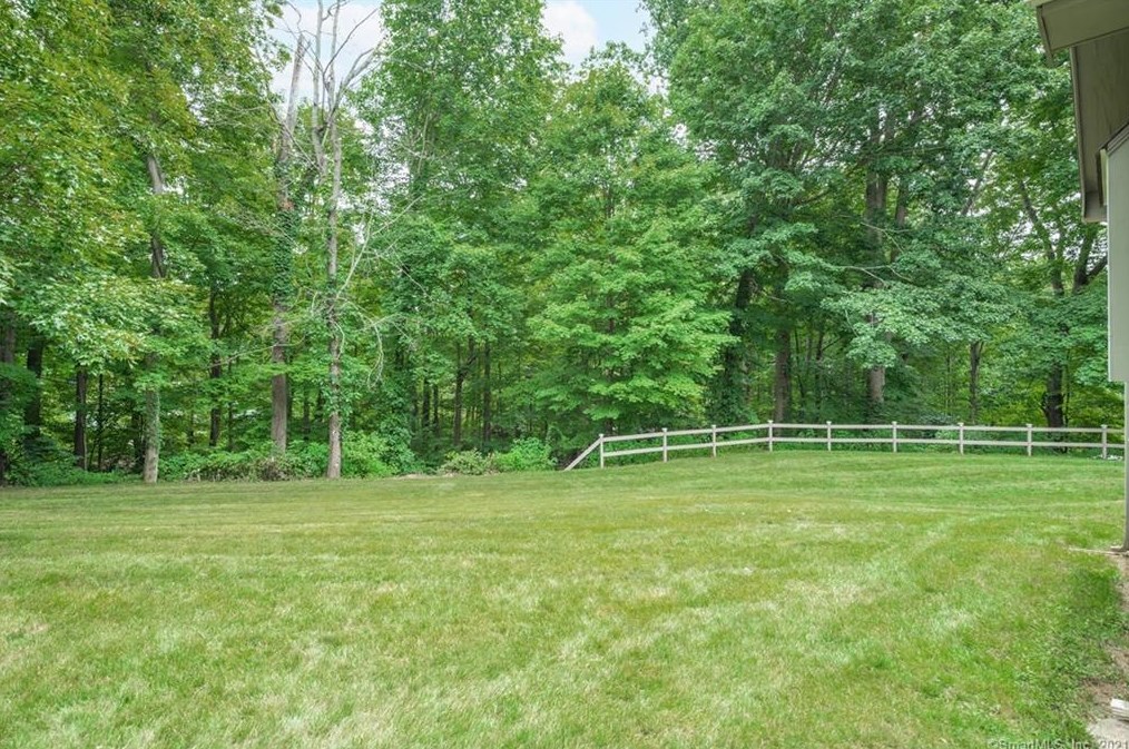 12 Whitewood Dr, Huntington, CT 06484