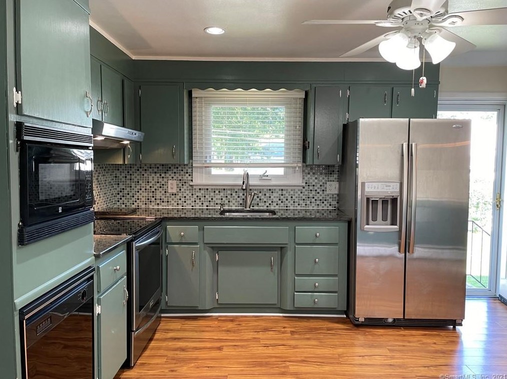 50 Meadowlark Ln, Stratford, CT 06614-2304