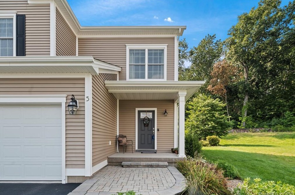 5 Sandstone Rd #5, Plainville, CT 06062