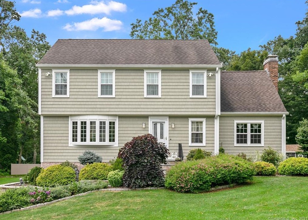 9 Conifer Dr, Branford, CT 06405-3257