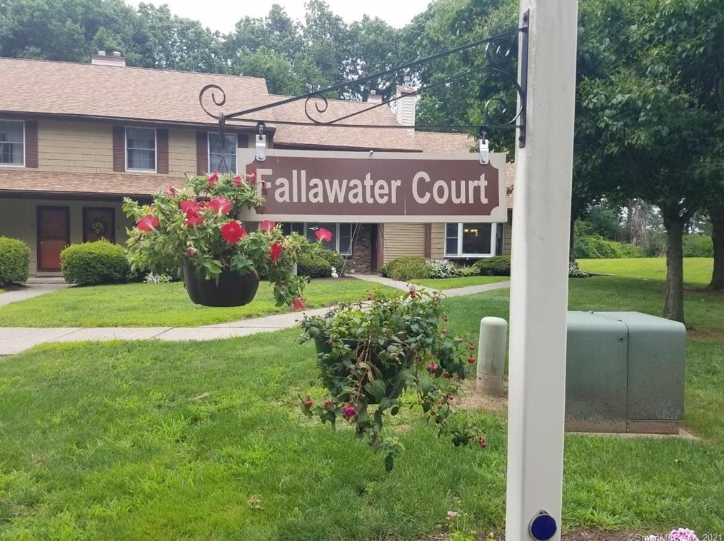 4 Fallawater Ct, Rocky Hill, CT 06067 exterior