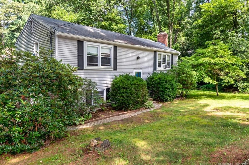 7 Circle Dr, Unionville, CT 06085