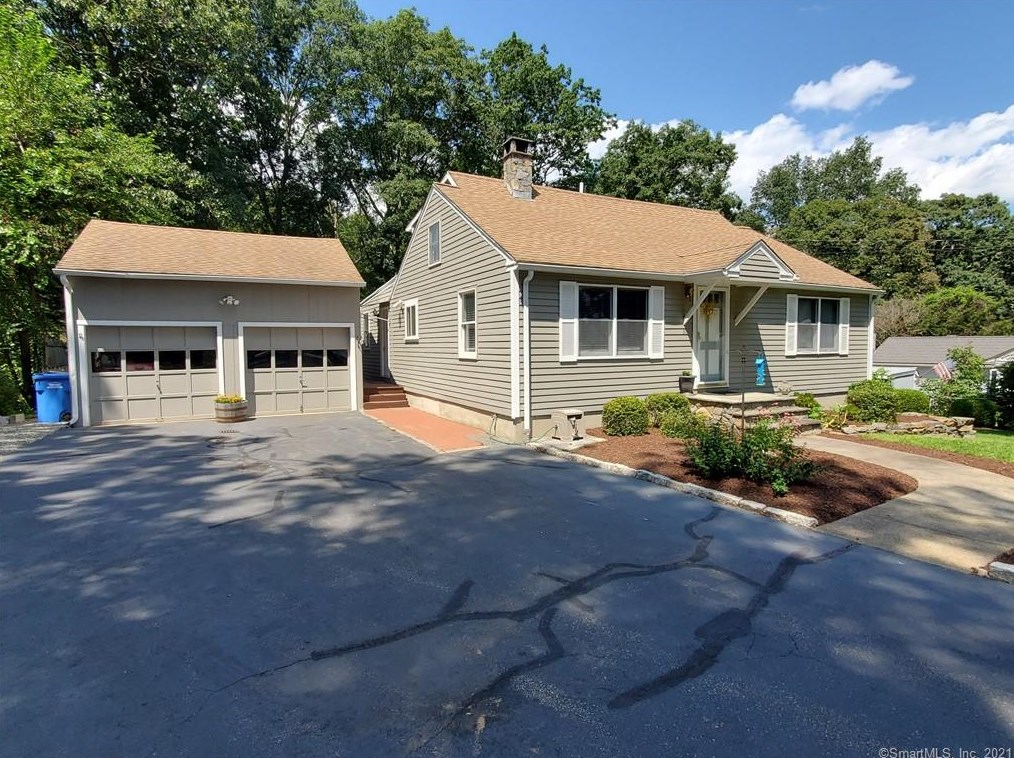 31 Rocky Ledge Dr, Clinton, CT 06413-1310