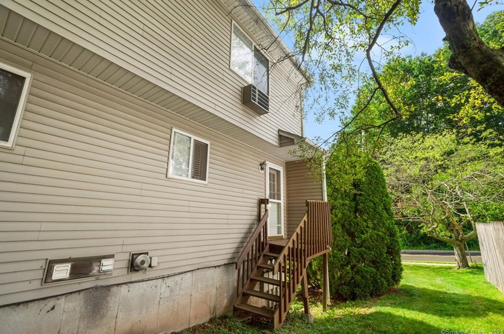 654 Liberty St, Meriden CT  06450-4549 exterior