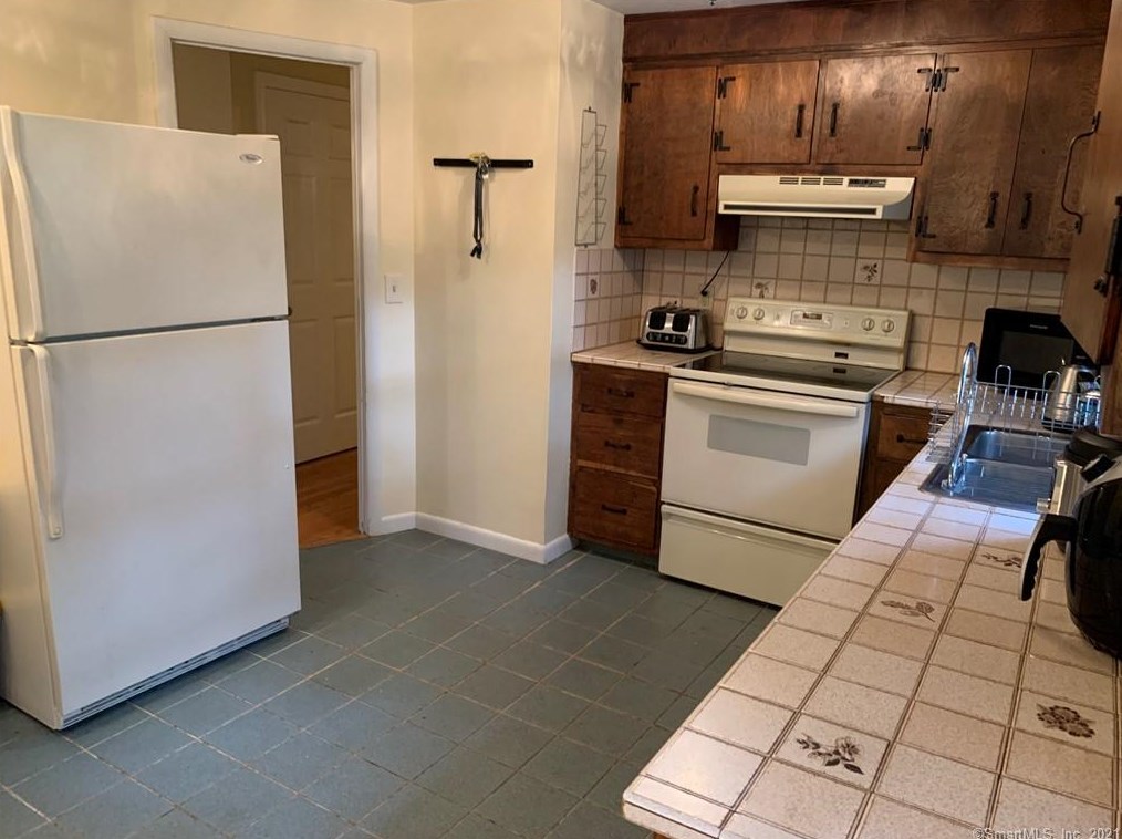 28 Overlook Rd, Gales Ferry, CT 06335