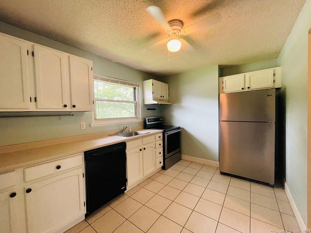 506 Oak Ave #10, Cheshire, CT 06410