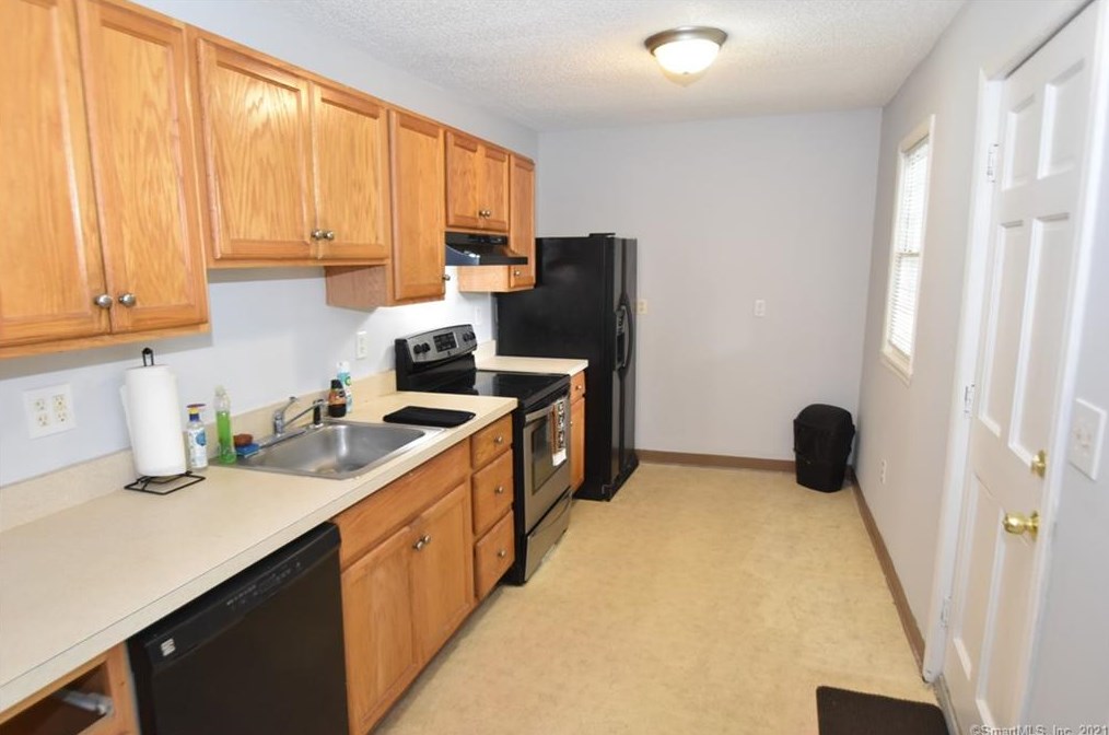 53 Mountain St, Ellington, CT 06029
