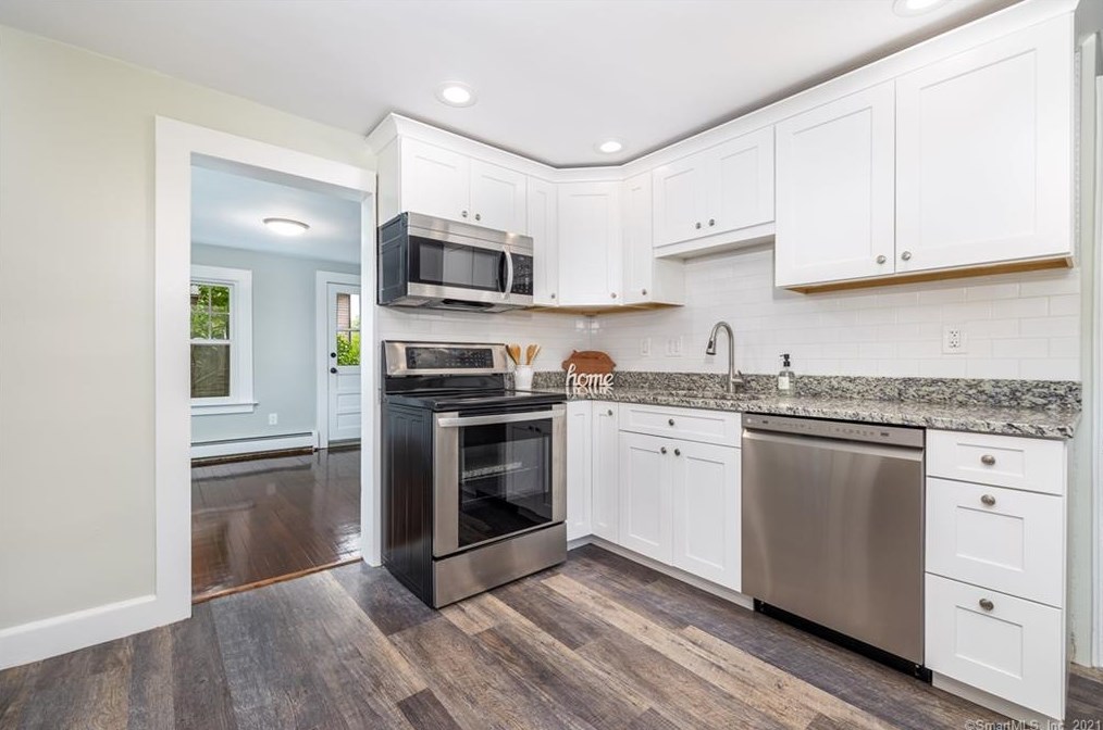 42 Cottage St, Unionville CT  06085-1108 exterior