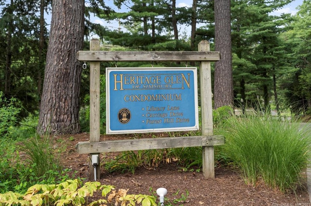 36 Forest Hill Dr, Simsbury CT  06070-2155 exterior