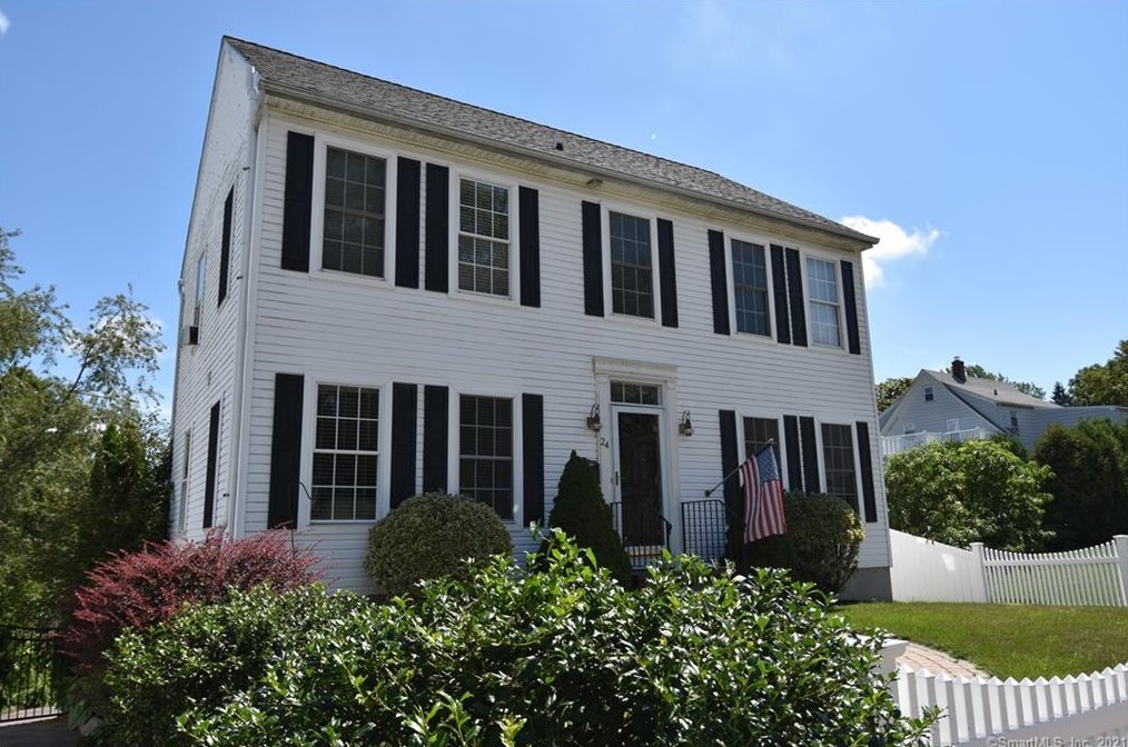 24 May Flower Ave, Pawcatuck, CT 06379-1916