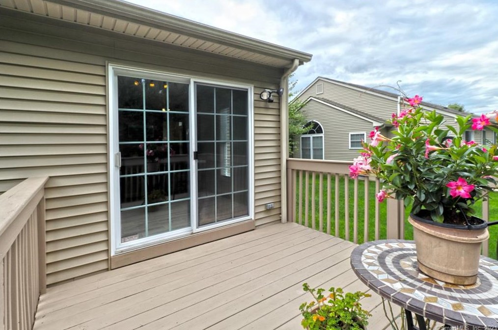 25 Hamden Hills Dr, New Haven CT 06518-5350 exterior