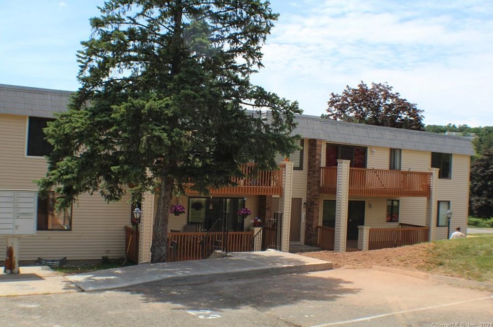 10 Linda Ct, Cromwell CT  06416-1742 exterior