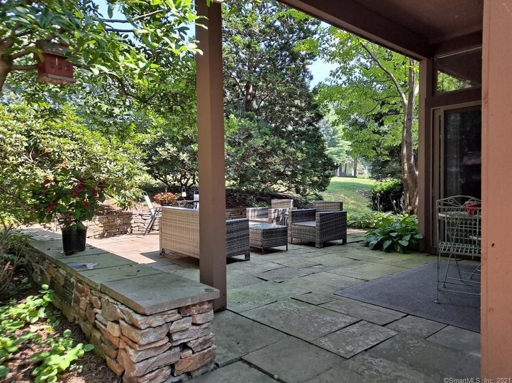 18 Canterbury Ln, Avon, CT 06001-4509