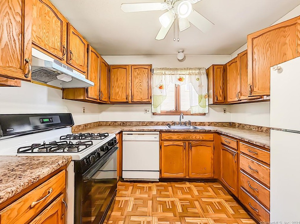 16 Hunniford St, Manchester, CT 06040