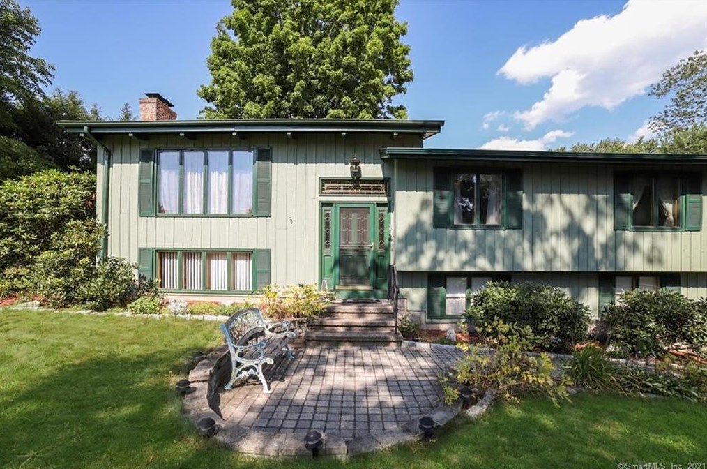 7 White Oak Dr, Southington, CT 06489
