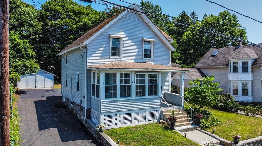 16 Clements St, Waterford, CT 06385