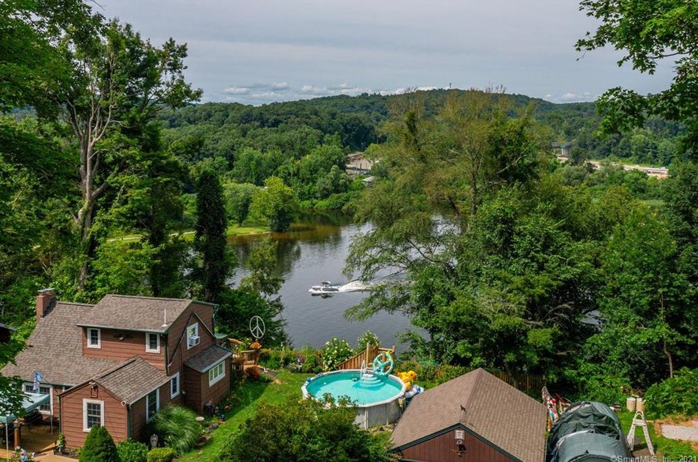 31 Laurel Trl, Sandy Hook CT  06482-1243 exterior