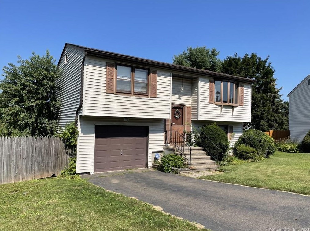 25 Thompson Crst, Meriden, CT 06450-7250