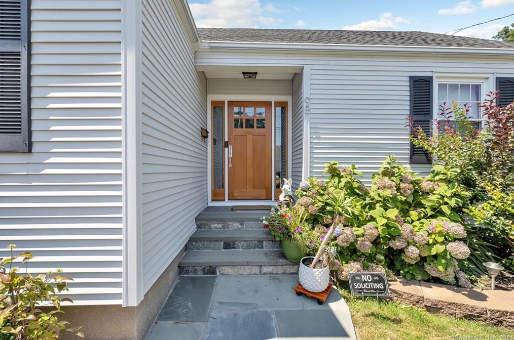 95 Edgewood St, Stratford, CT 06615-5659