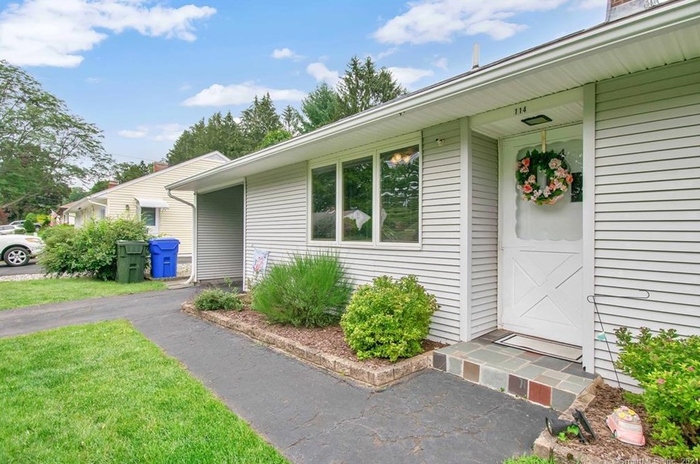 114 Manor Cir, Hartford, CT 06118-3427