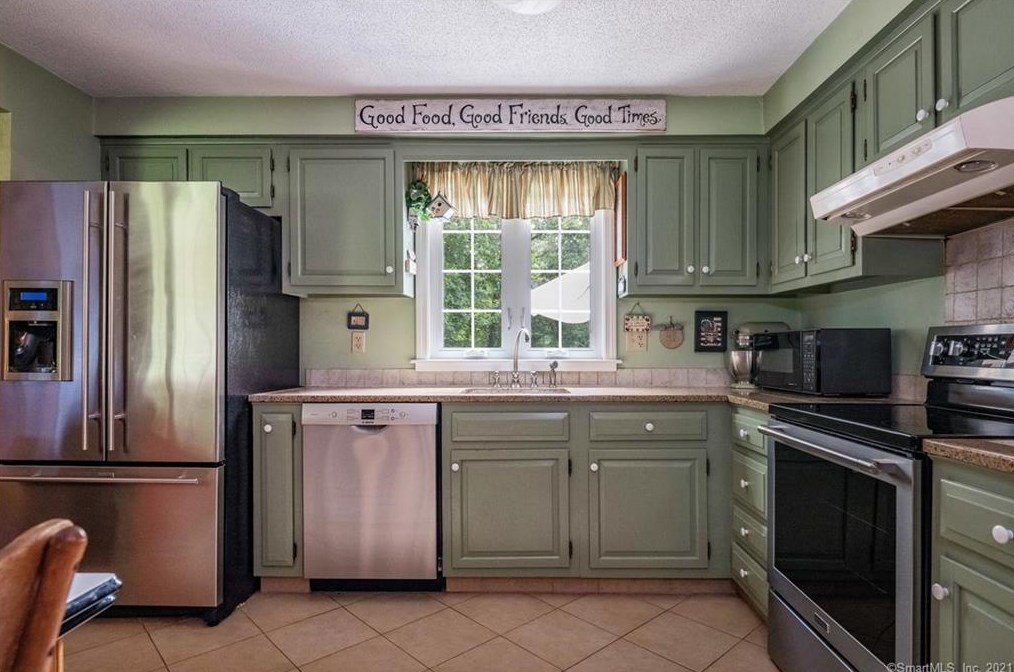 76 Ironworks Rd, Clinton CT  06413-1226 exterior