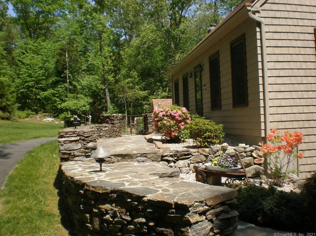 76 Ironworks Rd, Clinton CT  06413-1226 exterior