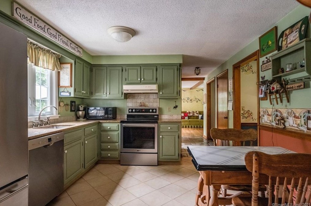 76 Ironworks Rd, Clinton CT  06413-1226 exterior