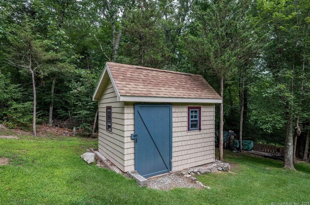 76 Ironworks Rd, Clinton CT  06413-1226 exterior