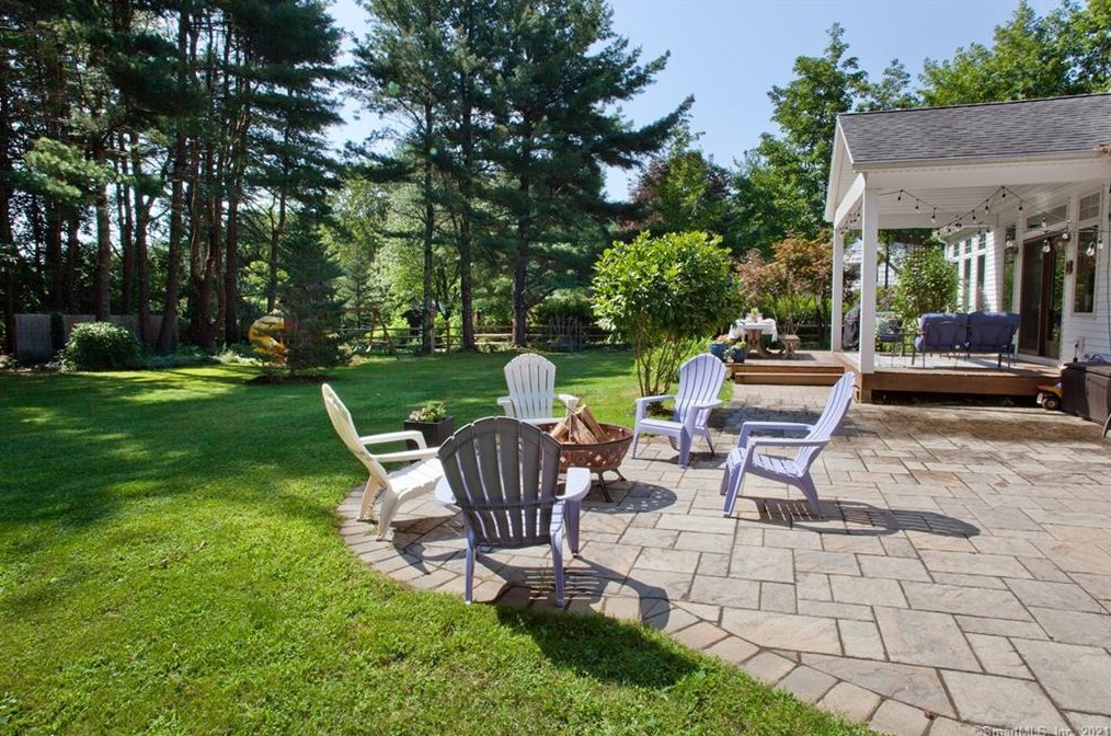 220 Mountain Rd, Simsbury, CT 06092-2643