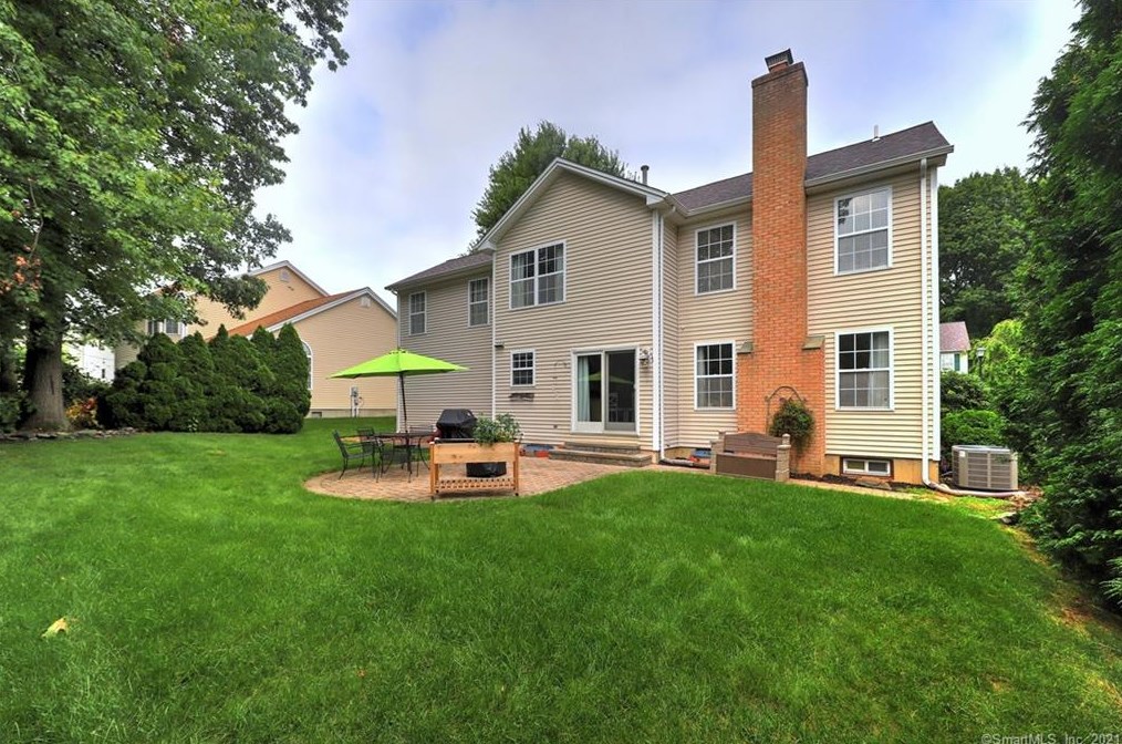 40 Oak Ridge Ln, Milford, CT 06460