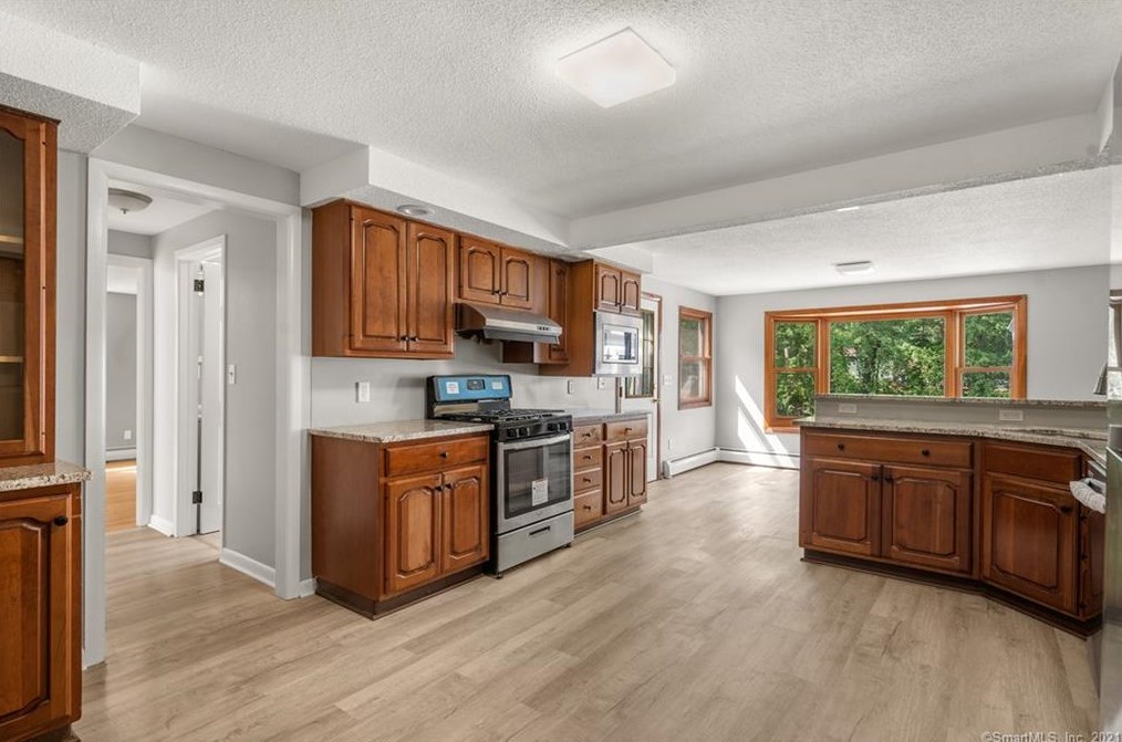 78 Elizabeth St, Wapping, CT 06074
