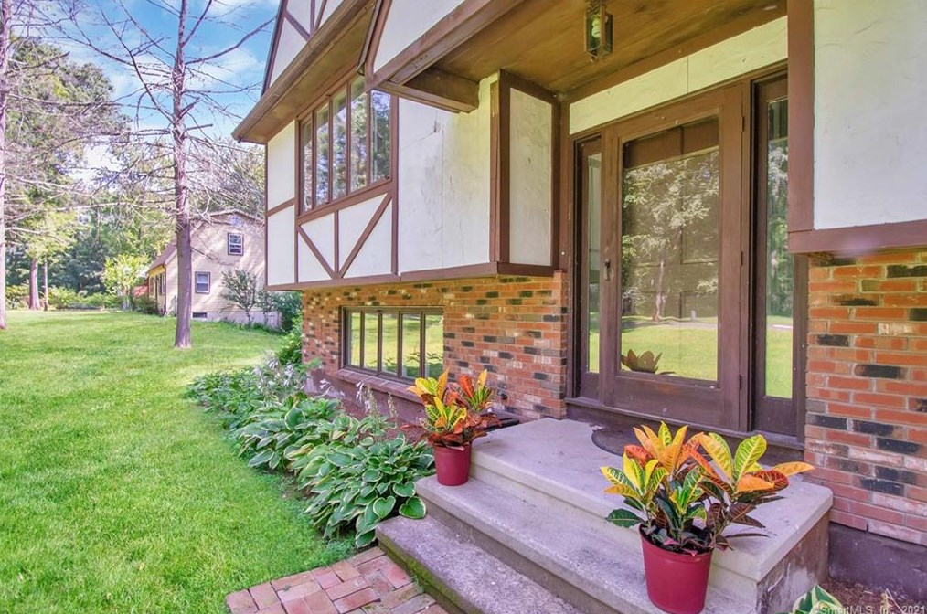 20 Bear Ridge Dr, Bloomfield, CT 06002